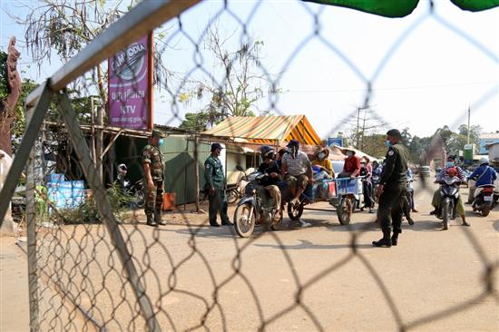 当地时间2021年4月7日，柬埔寨警方在磅士卑省和干丹省的交界处设置路障禁止人员跨省流动。柬埔寨从4月7日起禁止人员跨省流动14天，防止新冠疫情继续蔓延。
